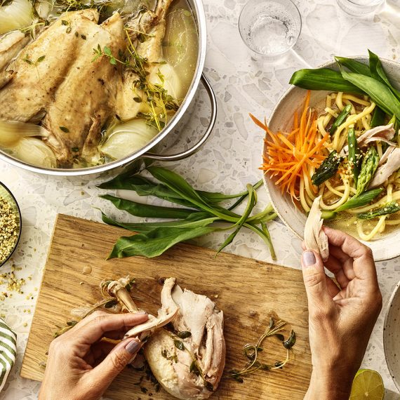 POCHERAD BOSARPKYCKLING med udonnudlar och grönsparris