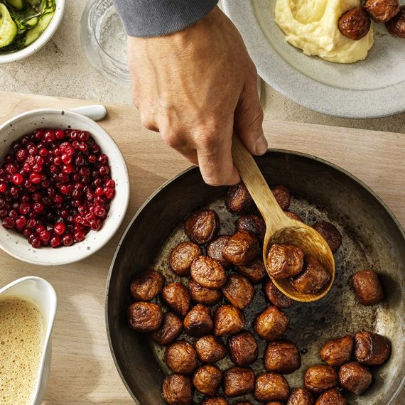 KYCKLINGKÖTTBULLAR MED potatismos, rårörda lingon och skummig gräddsås