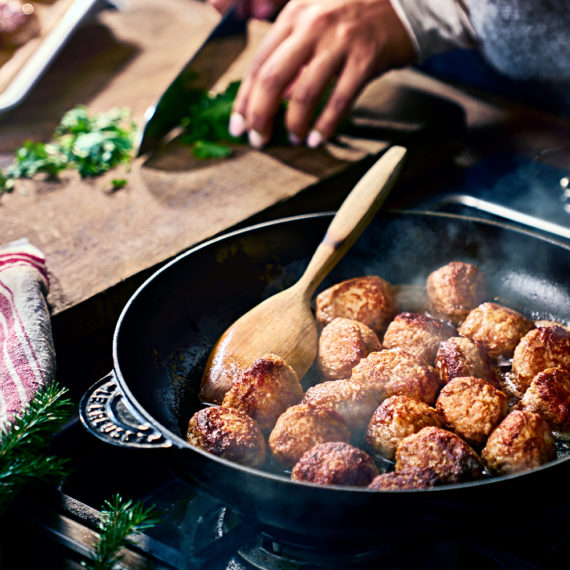 KYCKLINGKÖTTBULLAR MED KRYDDPEPPAR av Markiz Tainton