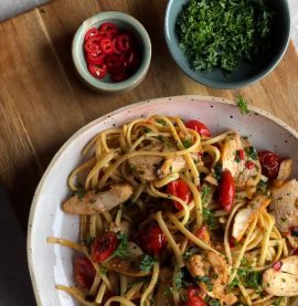 Kycklingpasta med tomat och chili