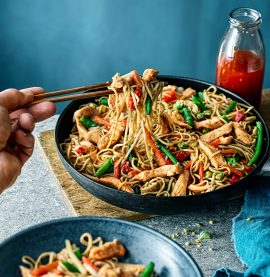 KYCKLINGWOK med grönsaker & wasabinötter