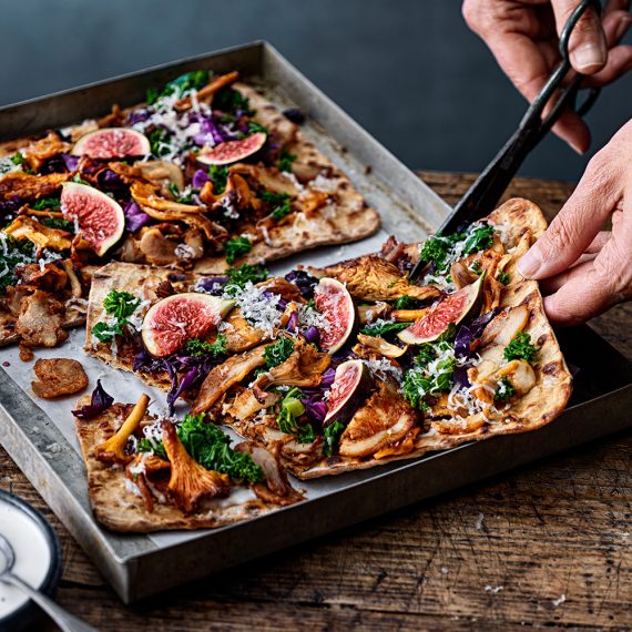 TUNNBRÖDSPIZZA med kycklingkebab, svamp och fikon