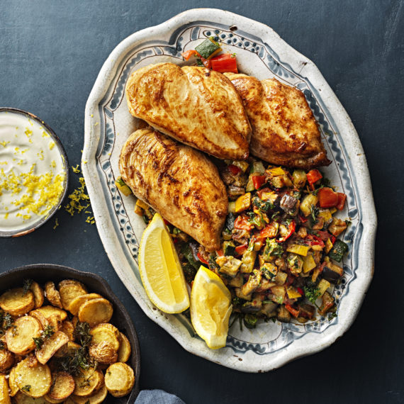 STEKT "CHICKY" KYCKLINGFILÉ med ratatouille och råstekt potatis - Kronfågel