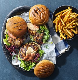 KYCKLINGHAMBURGARE MED BBQ LÅRFILÉ BLACK GARLIC och kryddig kål – Kronfågel