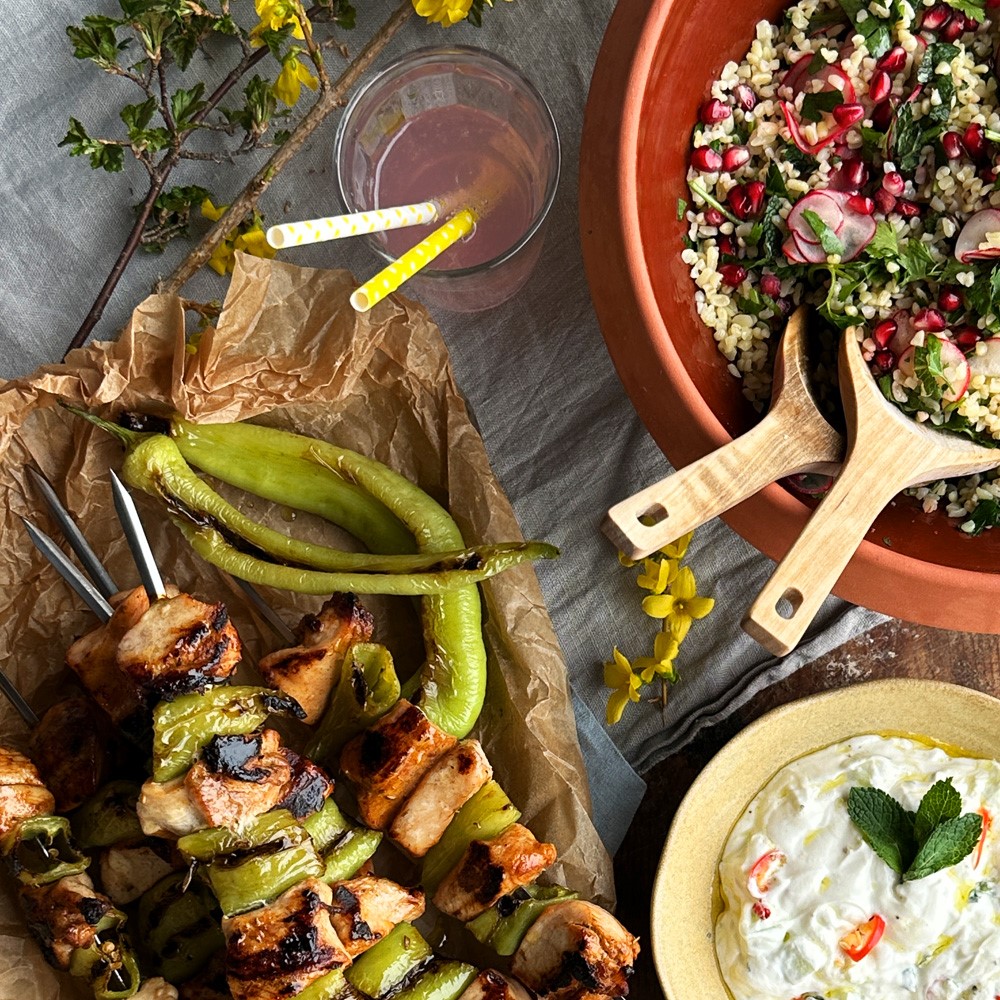Grillade kycklingspett, örtsallad och yoghurtdressing