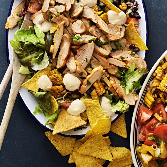 KYCKLINGSALLAD med svarta bönor, nachos och chipotledressing